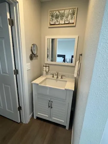 Snowy Mountain Motel 4*